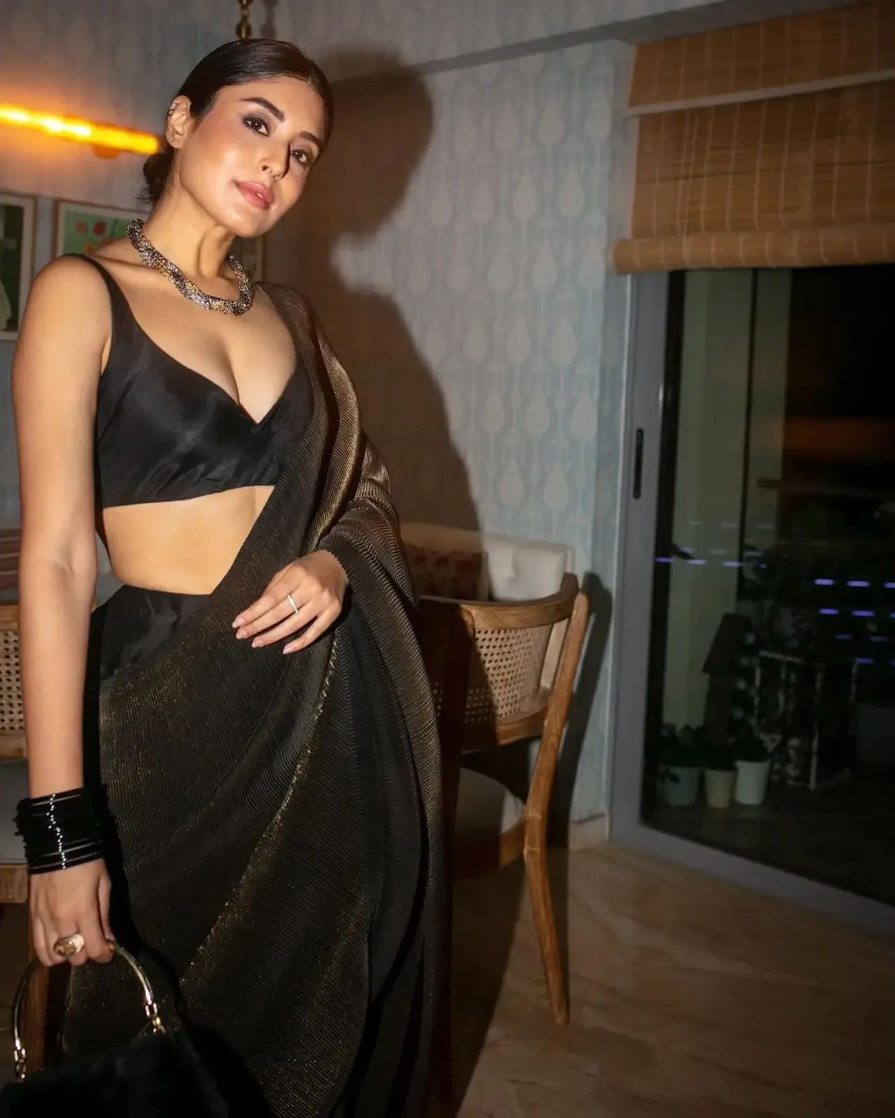 NORTH INDIAN GIRL KRITIKA KAMRA IMAGES IN TRADITIONAL BLACK SAREE